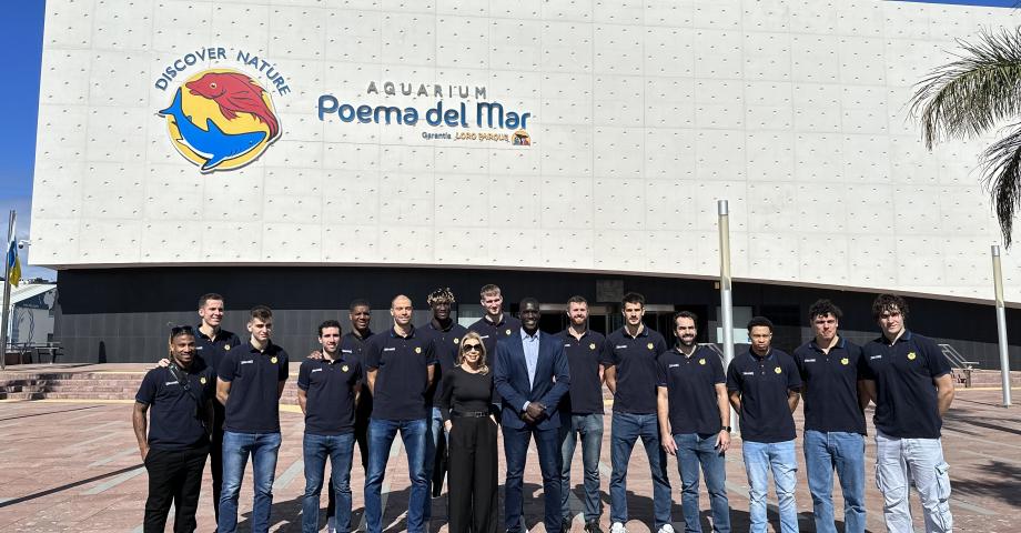 Los jugadores y el presidente del Club Baloncesto Gran Canaria disfrutan de una visita a Poema del Mar