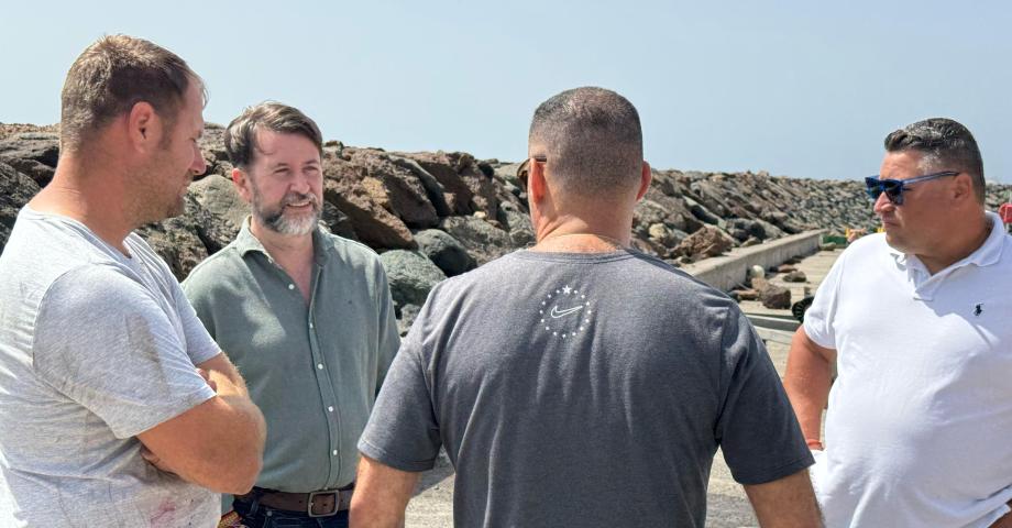 Carlos Alonso visita Arico para conocer las consecuencias del temporal marítimo sufrido esta semana en Canarias