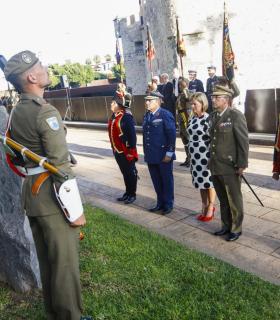 La ciudad de Las Palmas de Gran Canaria celebra el 421 aniversario de la Batalla de La Naval con un homenaje a los caídos y una parada militar. · foto 8