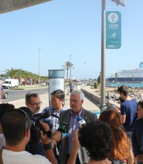 El Ayuntamiento colabora con la iniciativa cabildicia en su campaña Fuerteventura te queremos renovable en la instalación de un cargador USB en la playa de Los Pozos. · foto 5