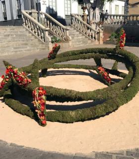 Más de 10 mil flores adornan las calles de Guía en la IX edición de su Pascua Florida. · foto 13