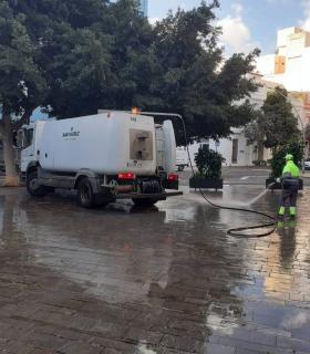 El Ayuntamiento de Santa Cruz de Tenerife pone en marcha un dispositivo extraordinario de limpieza de desinfectación de las calles · foto 2