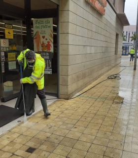 El Ayuntamiento de Santa Cruz de Tenerife pone en marcha un dispositivo extraordinario de limpieza y desinfección de las calles · foto 2