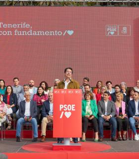 Ángel Víctor Torres sobre Pedro Martín: "Hay que elegir entre la propaganda o su trabajo, rigor y responsabilidad" · foto 13