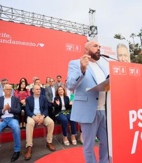 Ángel Víctor Torres sobre Pedro Martín: "Hay que elegir entre la propaganda o su trabajo, rigor y responsabilidad" · foto 1