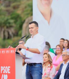 Ángel Víctor Torres sobre Pedro Martín: "Hay que elegir entre la propaganda o su trabajo, rigor y responsabilidad" · foto 4