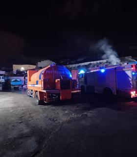 Los bomberos emplean 70.000 litros de agua en el incendio de una nave de palets en Maipez · foto 4
