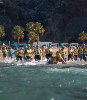Éxito de organización y convocatoria de la Tenerife Swimrun en la playa de las Teresitas · foto 2