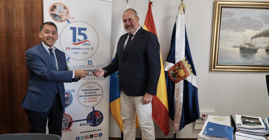 El Cabildo de Tenerife otorga a Santa Cruz y a La Laguna una placa conmemorativa por los 15 años del tranvía