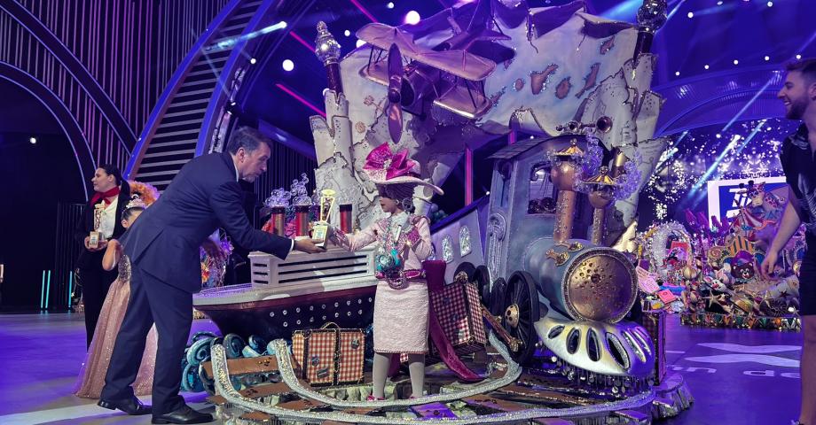 Santa Cruz de Tenerife: Vera García Lima, Reina Infantil del Carnaval con una fantasía de Alexis Santana