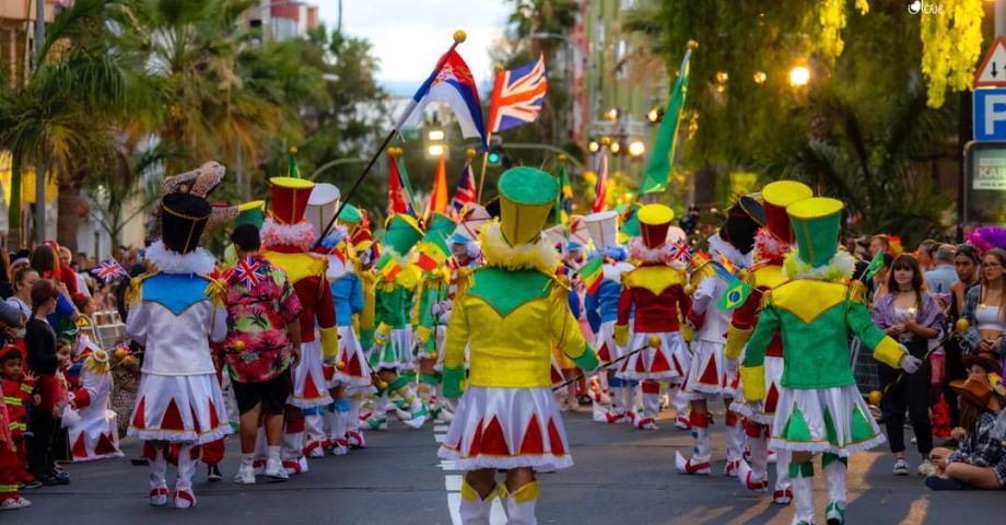 La primera noche de las fiestas reúne a miles de carnavaleros en el centro de Santa Cruz de Tenerife