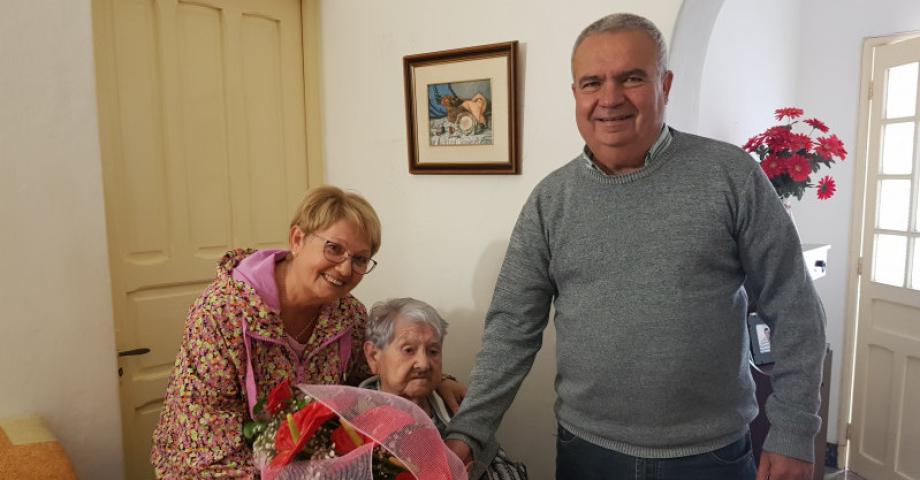 San Miguel de Abona: el alcalde felicita a Dña. Adoración Delgado Alayón por sus 100 años de vida