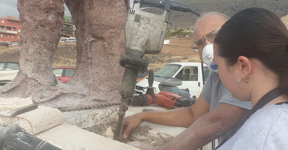 Candelaria trabaja en un proyecto para restaurar el conjunto escultórico de los guanches, en la Rambla de Los Menceyes