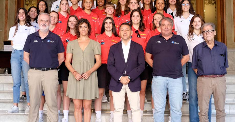 El Ayuntamiento de Santa Cruz agasaja a la Selección Española U18 Femenina de baloncesto