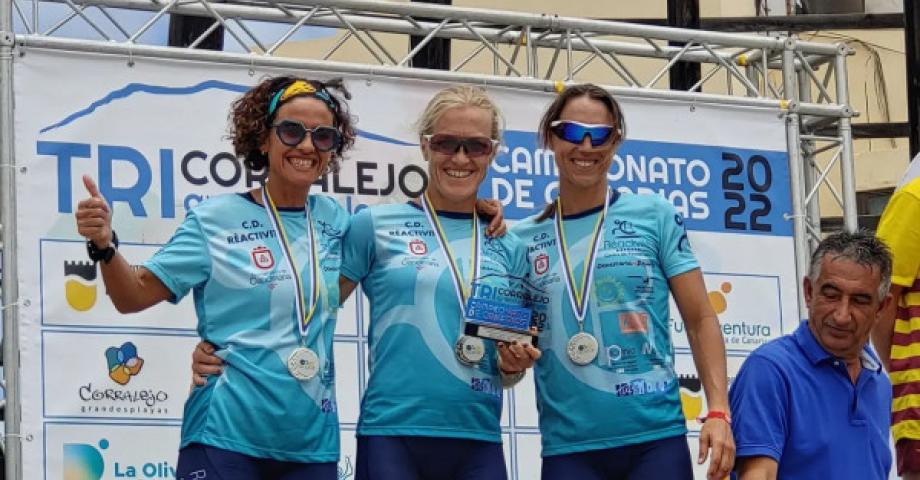 El Club Deportivo de Triatlón Reactivité Fisioterapia triunfa en ‘Tri Corralejo Grandes Playas’