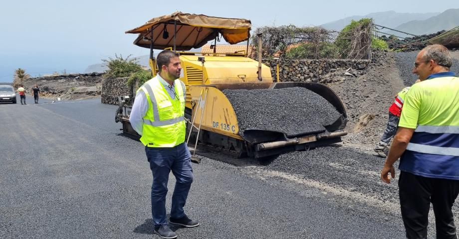 El Cabildo de La Palma asfalta el tramo de la carretera de Todoque recuperado de las coladas