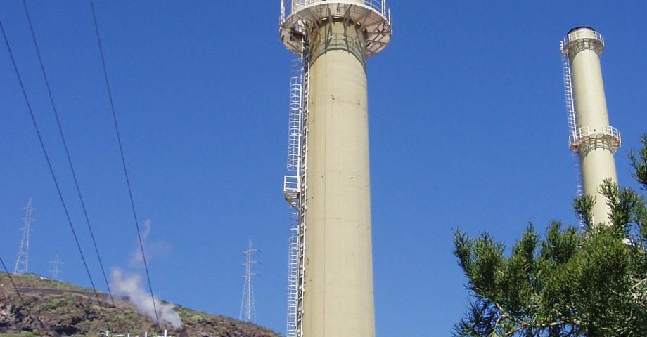 Endesa prepara la demolición de una de las dos chimeneas de la central térmica de Candelaria