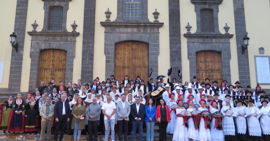 El XXIX Festival Nacional de Folklore Isla de Gran Canaria llenó de música, bailes y colorido la Plaza Grande de Guía