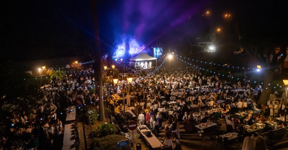 El Rosario: alrededor de 3.000 personas disfrutan del baile de magos de La Esperanza.
