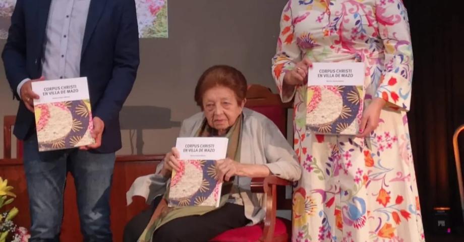 El Ayuntamiento de Villa de Mazo presenta un libro sobre el Corpus Christi creado por la macence Myriam Cabrera