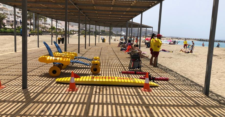Arona ha realizado 360 baños adaptados para personas con movilidad reducida en sus playas durante la temporada estival