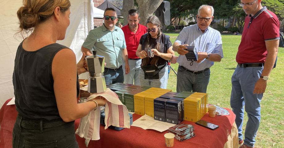 La artesanía gomera reúne a centenares de visitantes en la muestra celebrada este sábado 