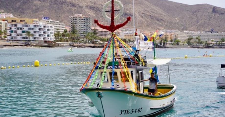 Los Cristianos vive su día grande con la tradicional procesión marítima de la Virgen del Carmen, patrona de los pescadores