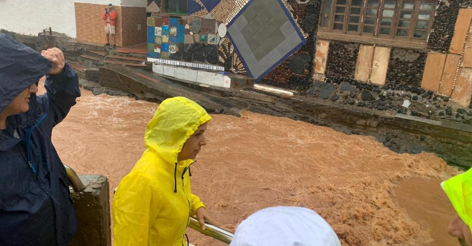 Las lluvias en Telde ocasionan el hundimiento de una calle en La Higuera Canaria, fuertes escorrentías que llegan a las playas y cortes de luz