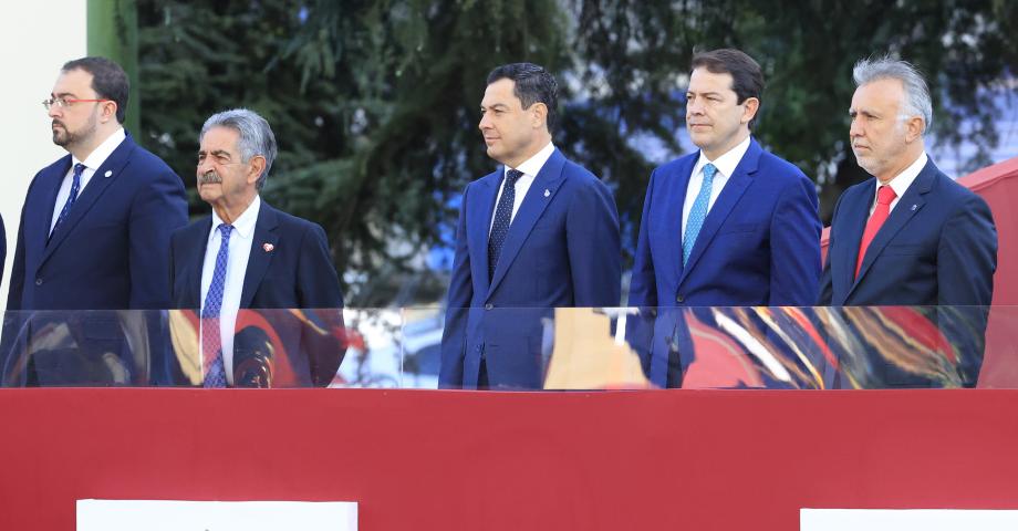 Torres asiste a los actos de la Fiesta Nacional, que este año reconoce la labor de quienes participaron en la emergencia volcánica de La Palma