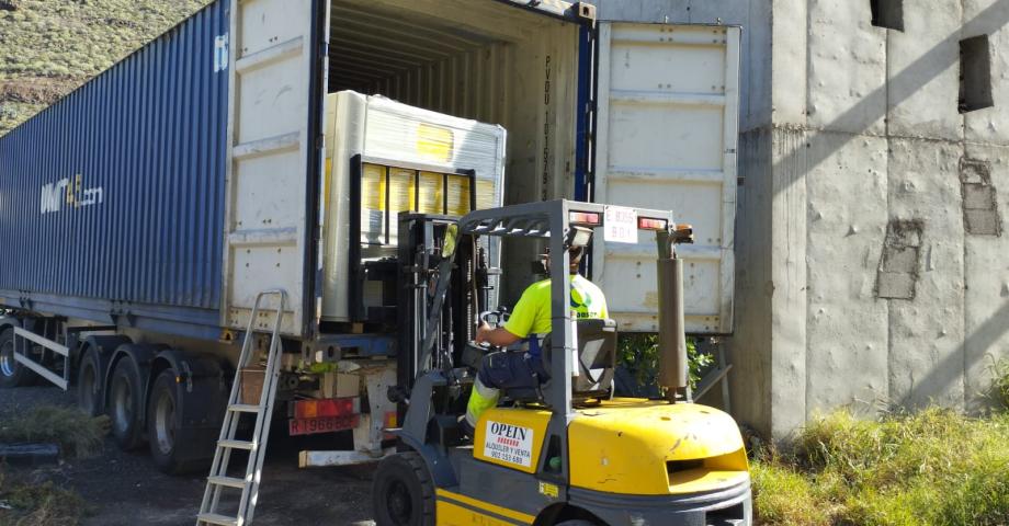 Cabildo de La Gomera y Ecoembes mejoran la recogida selectiva en la isla con 44 nuevos contenedores amarillos y azules