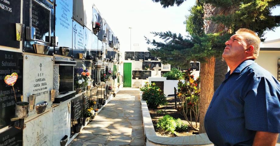 El Cementerio de Antigua embellecido con flores recibe el Día de Todos los Santos