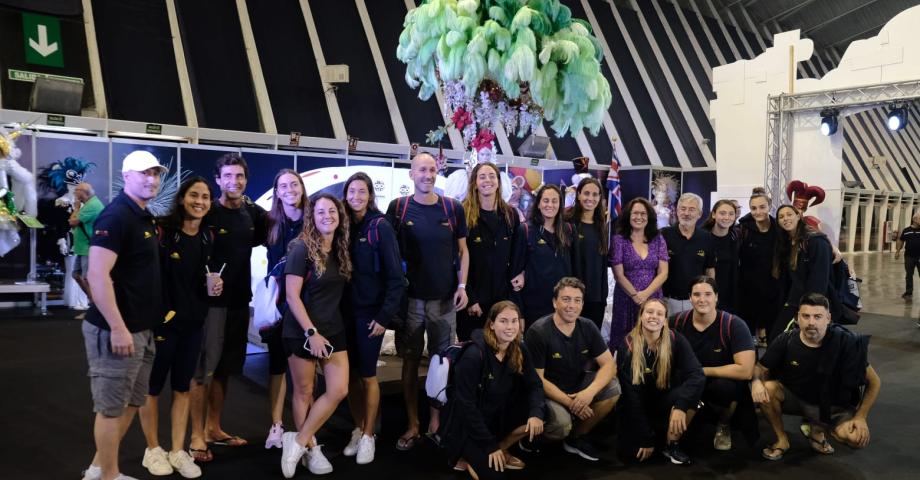 La selección española de waterpolo femenino visita la Feria Tricontinental de Artesanía