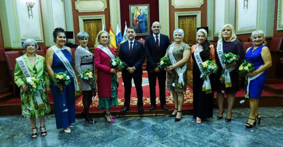 Santa Cruz de Tenerife: el alcalde recibe a las 36 candidatas que aspiran a convertirse en Reina del Carnaval