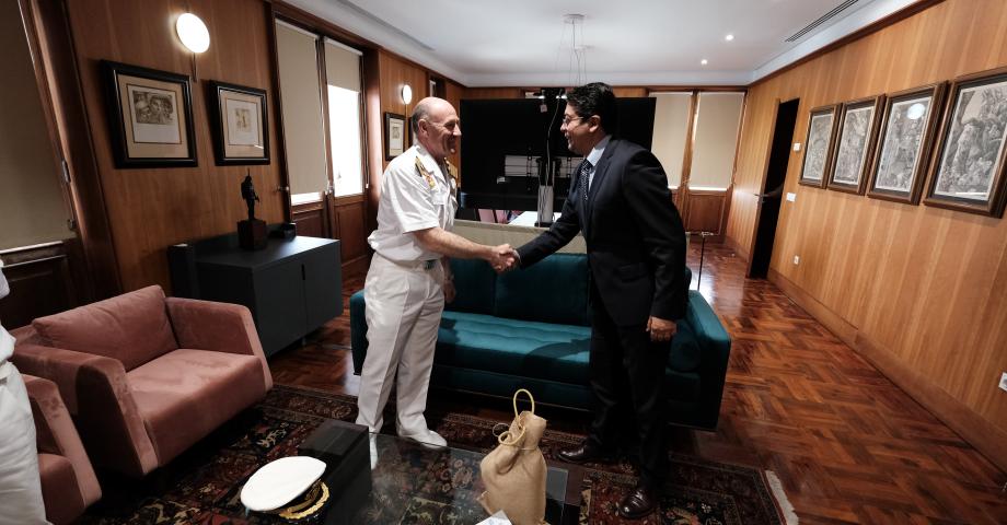 Pedro Martín recibe al capitán de Navio Manuel García Ruiz, comandante del Juan Sebastián Elcano