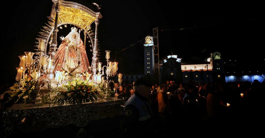 La luz de las candelas ilumina la noche candelariera