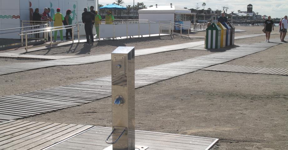 El Ayuntamiento de Antigua instala nuevos baños y duchas públicas en la playa de El Castillo