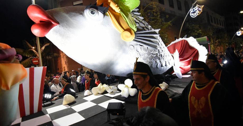 El Carnaval en la calle alcanza su ecuador con la celebración del Entierro de la Sardina