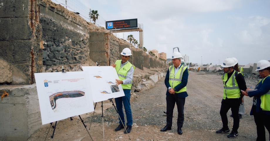 La Consejería de Obras Públicas refuerza con un muro de hormigón de 450 metros 