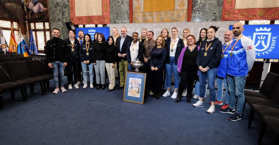 El Cabildo homenajea al Club Voleibol Haris tras ganar su tercera Copa de la Reina