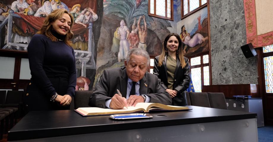 El embajador de la República Dominicana en España visita el Cabildo