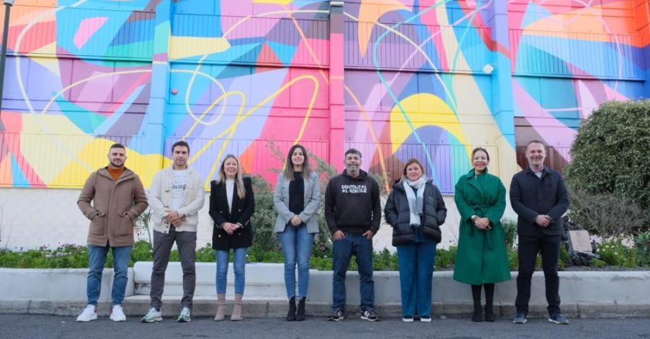  El Paso llena de color la fachada del Ceip Adamancasis con una nueva obra de Sabotaje al Montaje