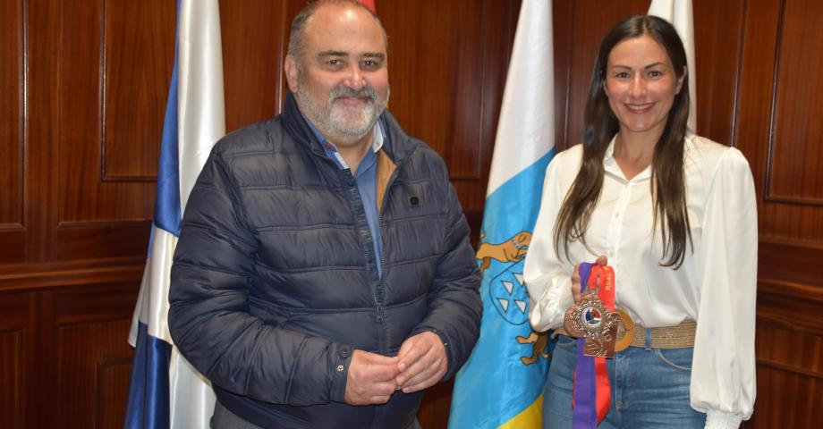 Escolástico Gil recibe a la campeona de tiro deportivo Yuraima Díaz.