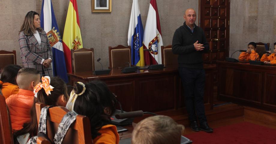 Más de 300 escolares visitan el casco histórico y las dependencias consistoriales