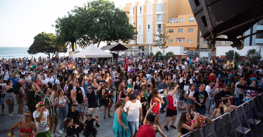El gran ‘Carnaval de Día del Sur’ viste de color, fantasía y buena música la bahía de El Médano