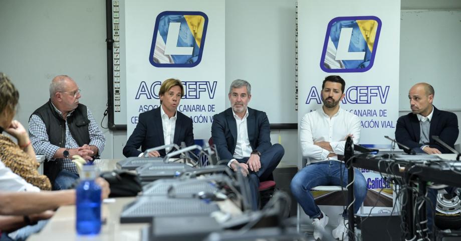 Clavijo reclamará en Madrid el descuento de combustible para el sector de las autoescuelas