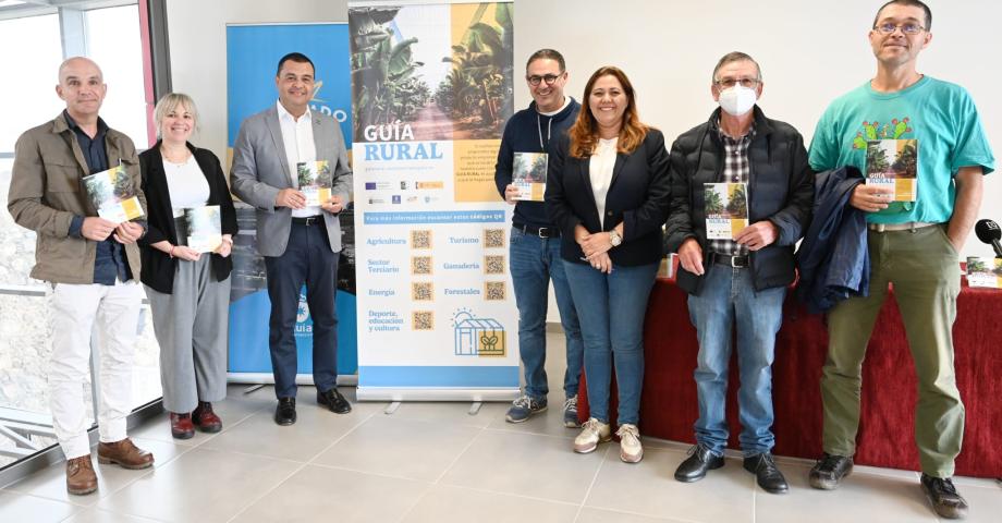 Guía presenta la primera web municipal de la Isla orientada a la emprendeduría en medio rural 