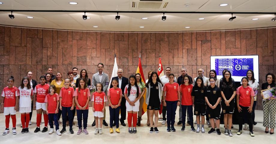 El Cabildo de La Gomera reconoce la labor de la mujer en el ámbito del fútbol insular