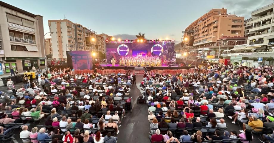 El Encuentro de Murgas de Tenerife hace vibrar el recinto del Carnaval Internacional de Los Cristianos 2023
