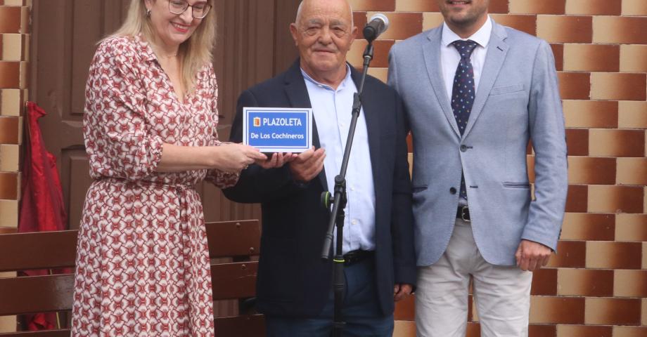  La rotulación Plazoleta de Los Cochineros completa junto a su escultura el homenaje realejero al singular oficio