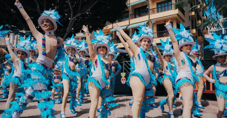 Miles de residentes y turistas llenan de color las calles de Los Cristianos para disfrutar la música del Carnaval de Día